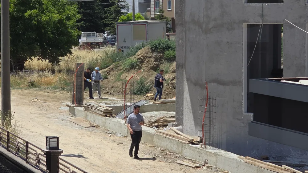 Cami İnşaatında Feci Kaza: Çatıdan Düşen İşçi Ağır Yaralandı