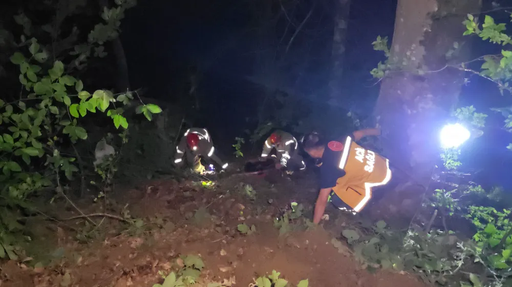 İnegöl’de Otomobil Uçuruma Yuvarlandı: 1’i Ağır 3 Yaralı