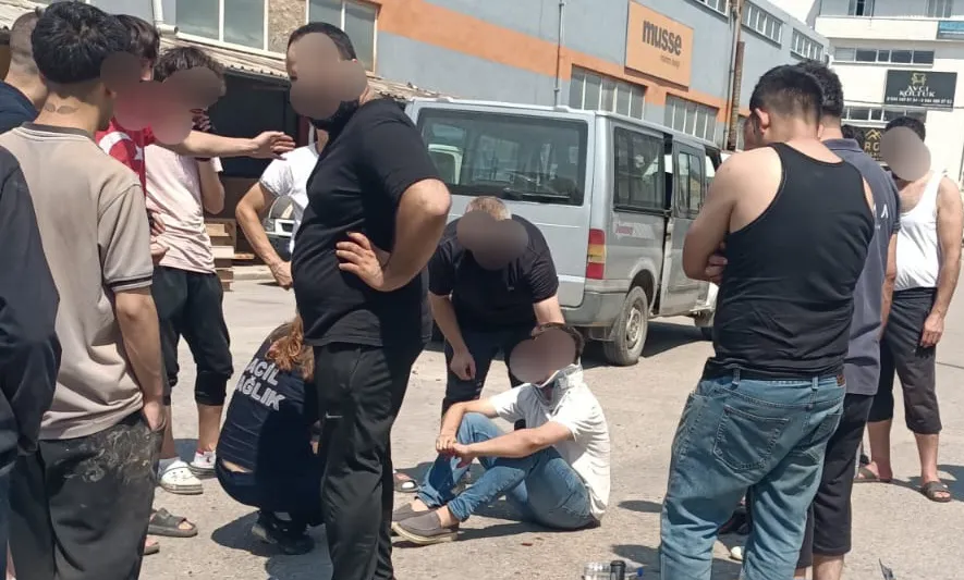 İnegöl’de Kamyonet ile Motosiklet Çarpıştı:  Sürücü Yaralandı