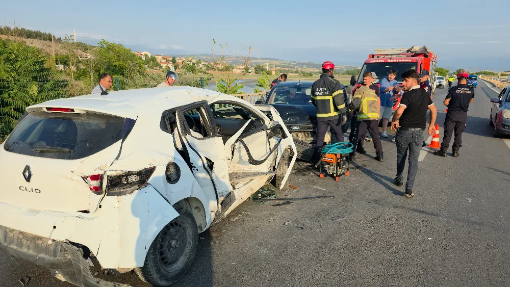 İnegöl Hamzabey Köprüsünde Feci Kaza: Araçta Sıkışan 4 Kişi Kurtarıldı