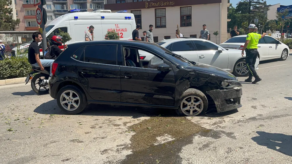 İnegöl’de İki Araç Çarpıştı: 4 Kişi Yaralandı