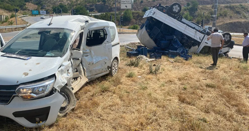 İnegöl OSB Kavşağında Feci Kaza: Kamyonet Ters Döndü, 3 Yaralı