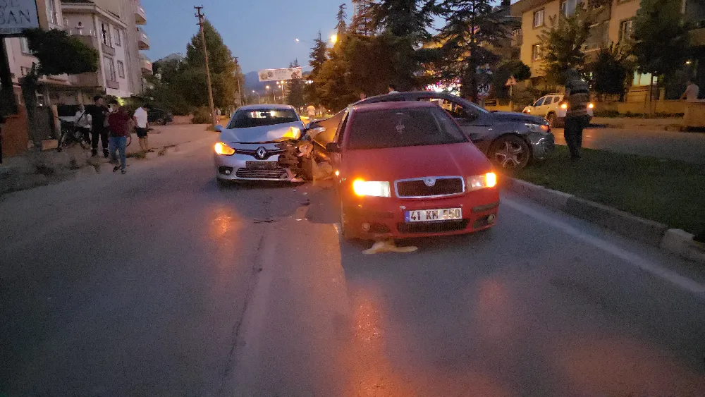 İnegöl’de Kediye Çarpmamak İsterken 3 Araç Birbirine Girdi
