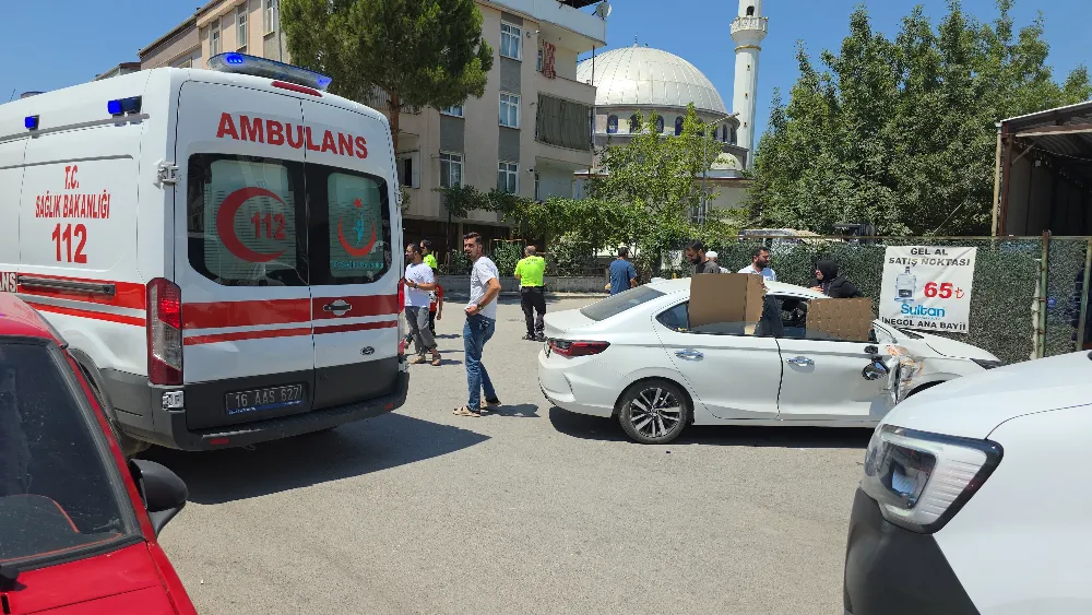 İnegöl’de Üç Araçlı Kaza: 4 Kişi Yaralandı