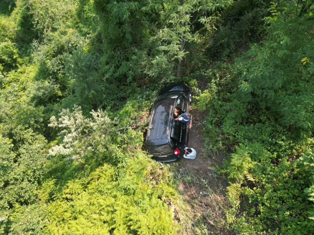 İnegöl yolu Kestel’de Aile Kazası: Almanya Plakalı Minibüs Şarampole Yuvarlandı