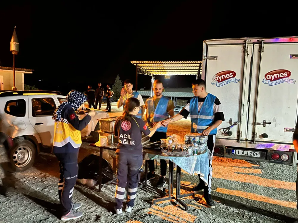 İnegöl Ülkü Ocakları, Yangınla Mücadele Edenlere Çorba İkram Etti