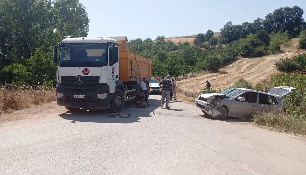 İnegöl’de Kafa Kafaya Çarpışma: Baba ve Oğlu Yaralandı