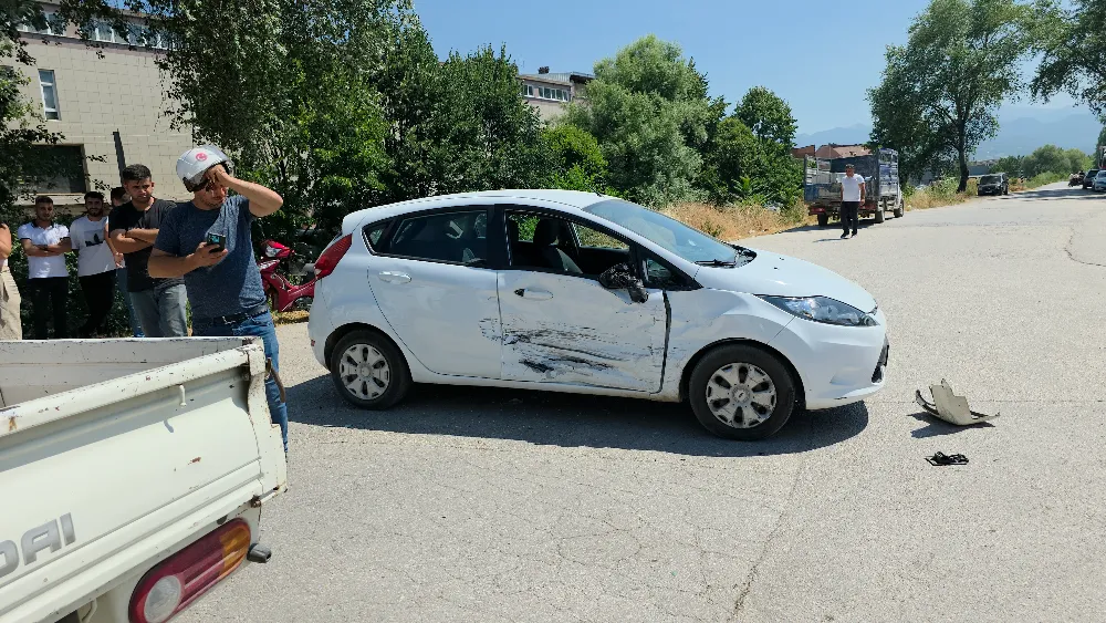 İnegöl’de Araç Çarpıştı: 2’si Çocuk 3 Kişi Yaralandı