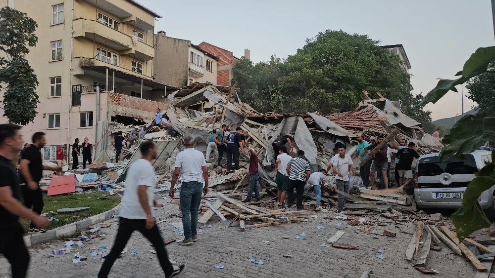 Sındırgı’da 6,1’lik deprem: Bir bina yıkıldı