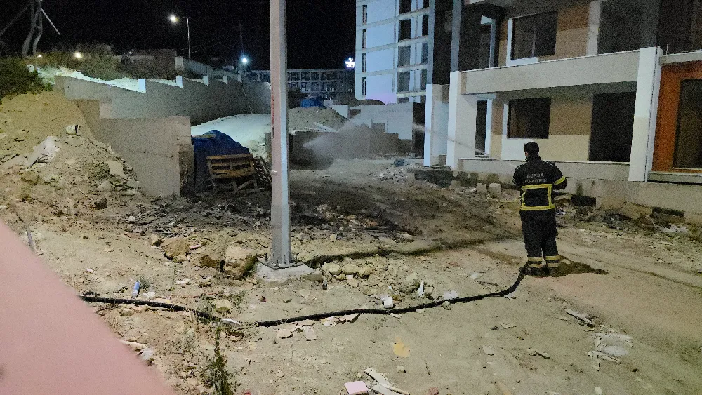 Gece bekçisinin yaktığı çöpler mahalleyi dumana boğdu