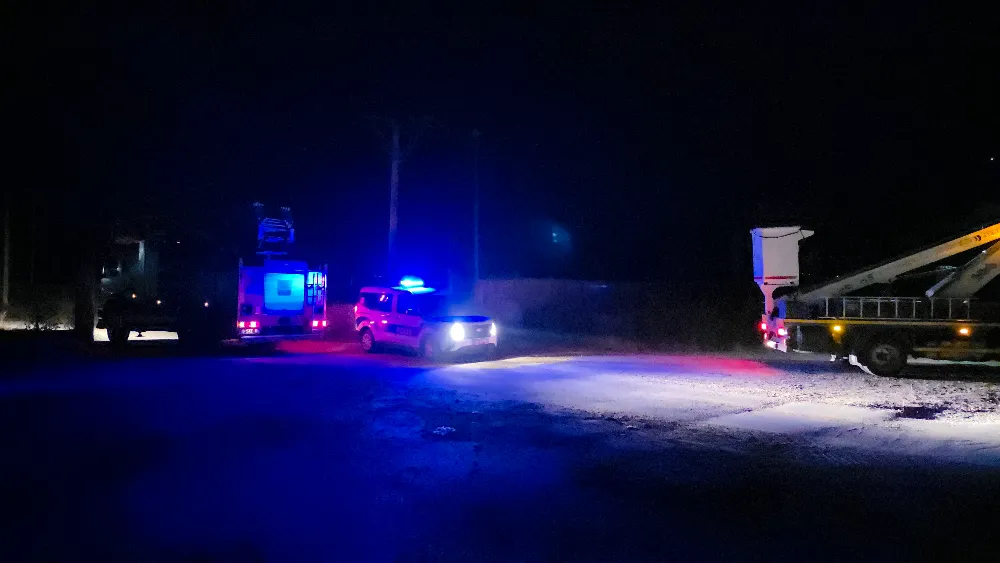 İnegöl’de kopan elektrik telleri otluk alanda yangına yol açtı