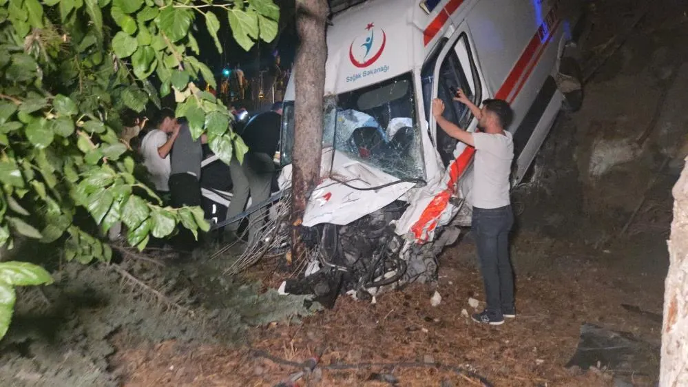 Kamyonetin çarptığı ambulans bahçeye uçtu: 5 yaralı