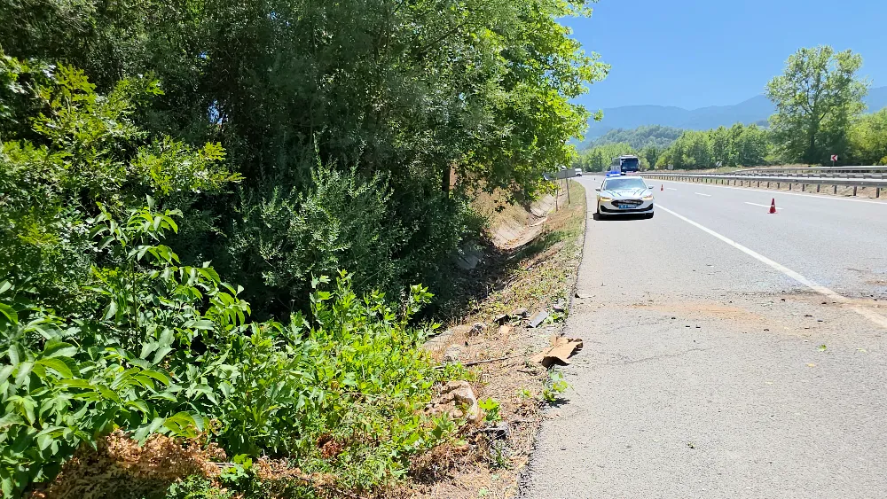 Bursa-Ankara karayolunda minibüs şarampole devrildi: 1 yaralı