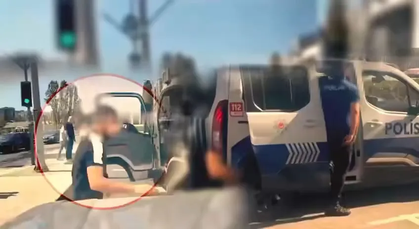 İşleri Bakanı Yerlikaya duyurdu: Trafikte saldırgan şahıs yakalandı