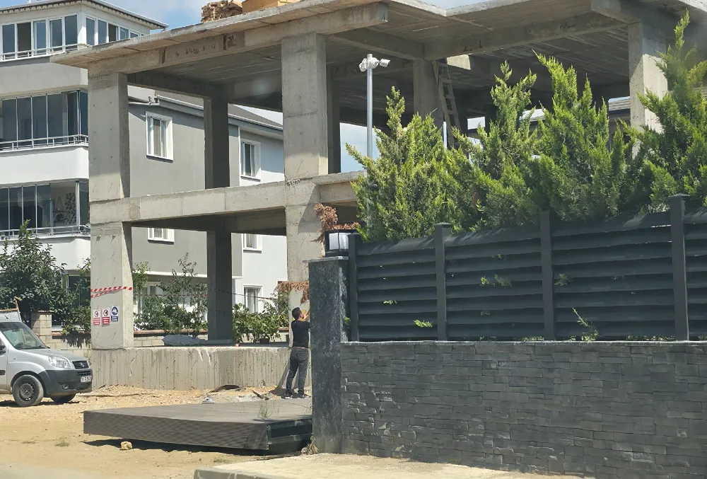 İnegöl’de inşaat işçisi merdiven boşluğuna düştü: işçi yaralandı