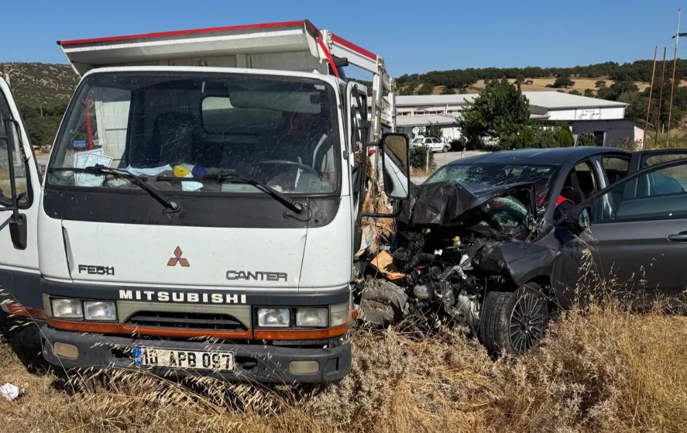 Savaştepe’de otomobil ile kamyonet çarpıştı: 2 yaralı