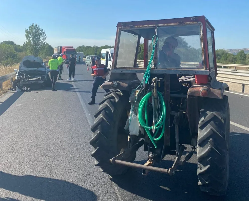 İnegöl Çitli Mevkiinde Otomobil Traktör Römorkuna Çarptı