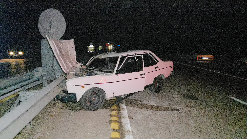 İnegöl’de genç sürücü bariyerlere çarptı, hastaneye kaldırıldı