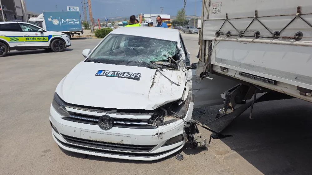 İnegöl Girişinde Tıra Çarpan otomobil sürüsü yaralandı 