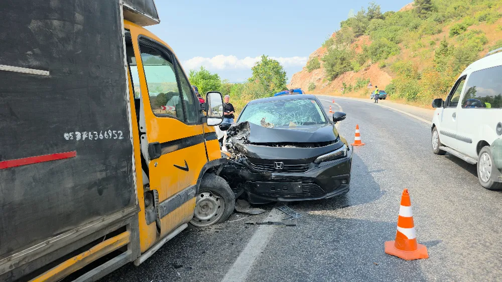 İnegöl-Yenişehir yolunda kafa kafaya çarpışma: 6 yaralı
