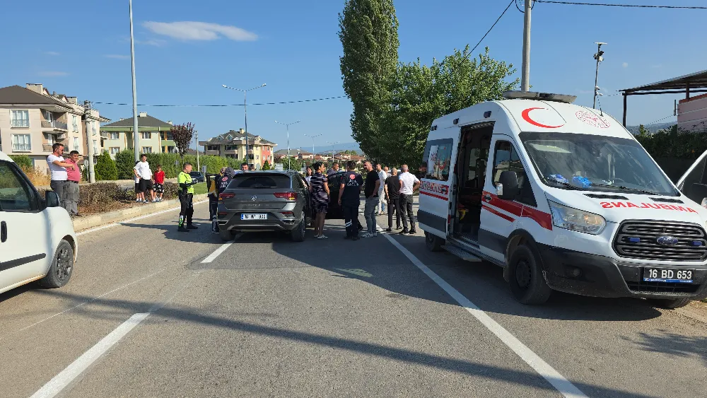 İnegöl’de otomobil refüje çarptı: Sürücü yaralandı