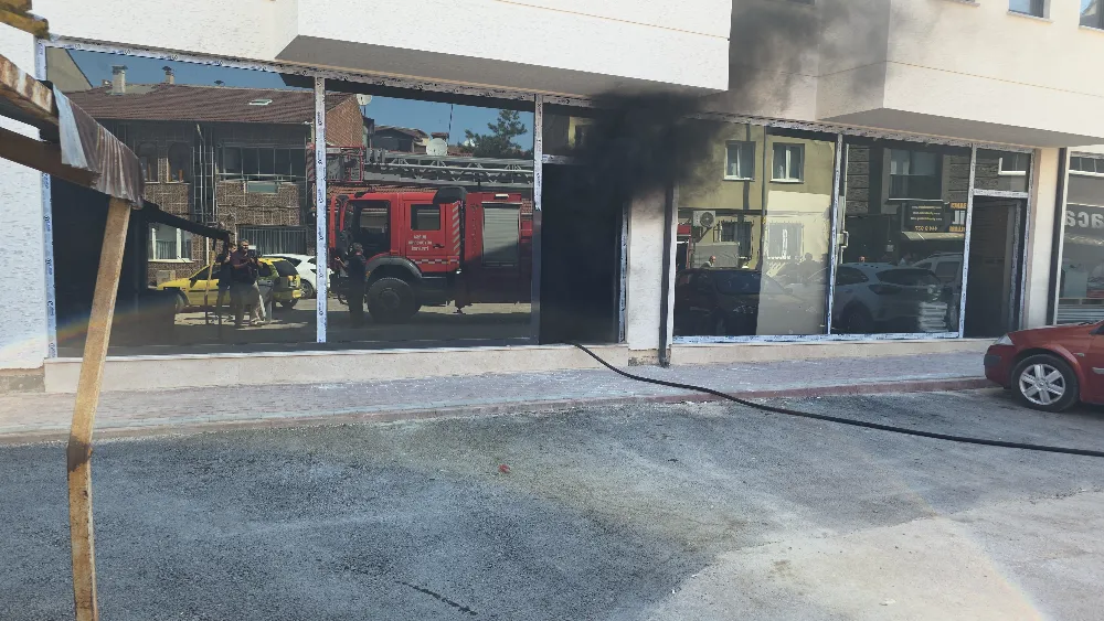 İnegöl’de Depo Yangını: Yenice Mahallesi’nde Straforlar Alev Aldı